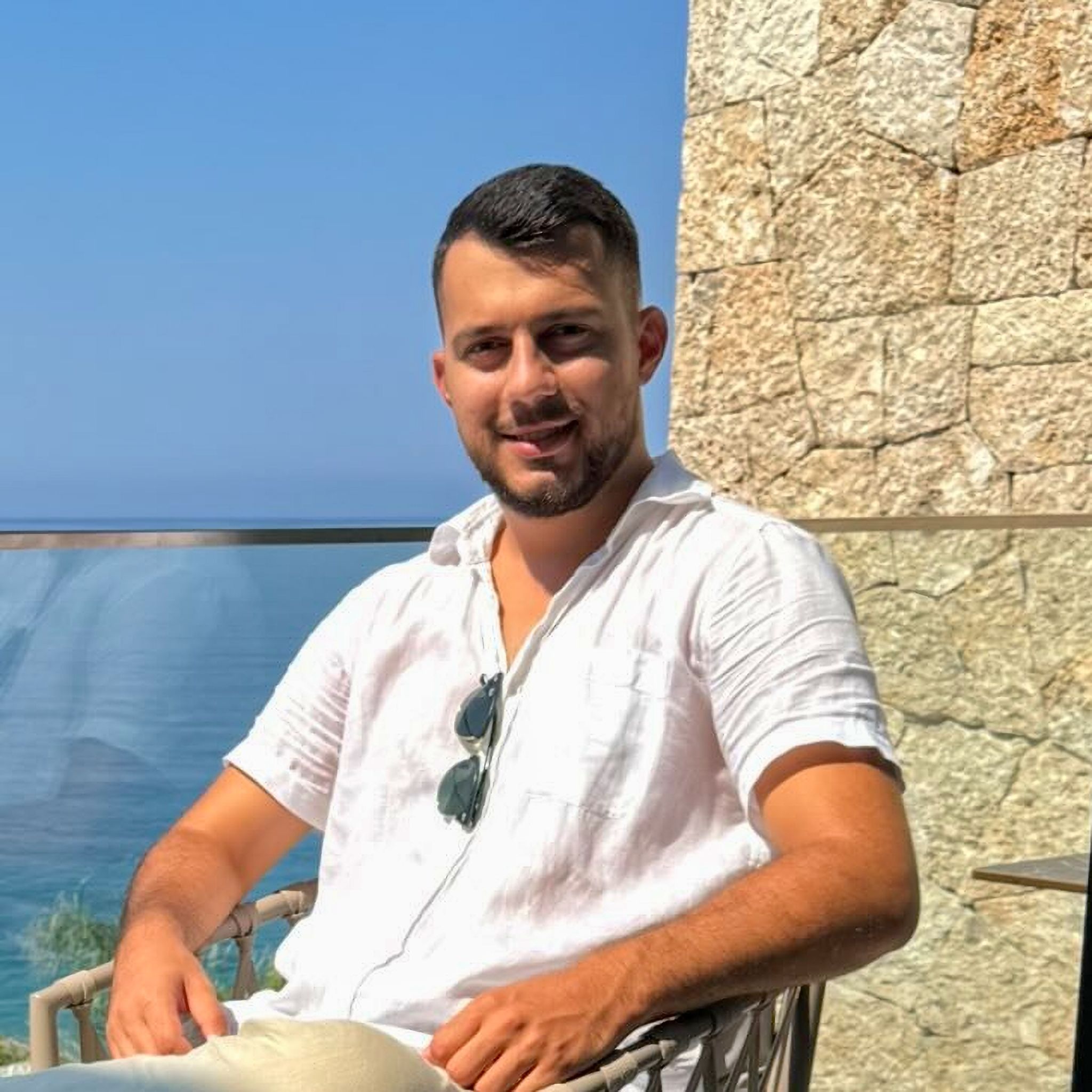 Portrétová fotografia Joniho - partnera pre Albánsko