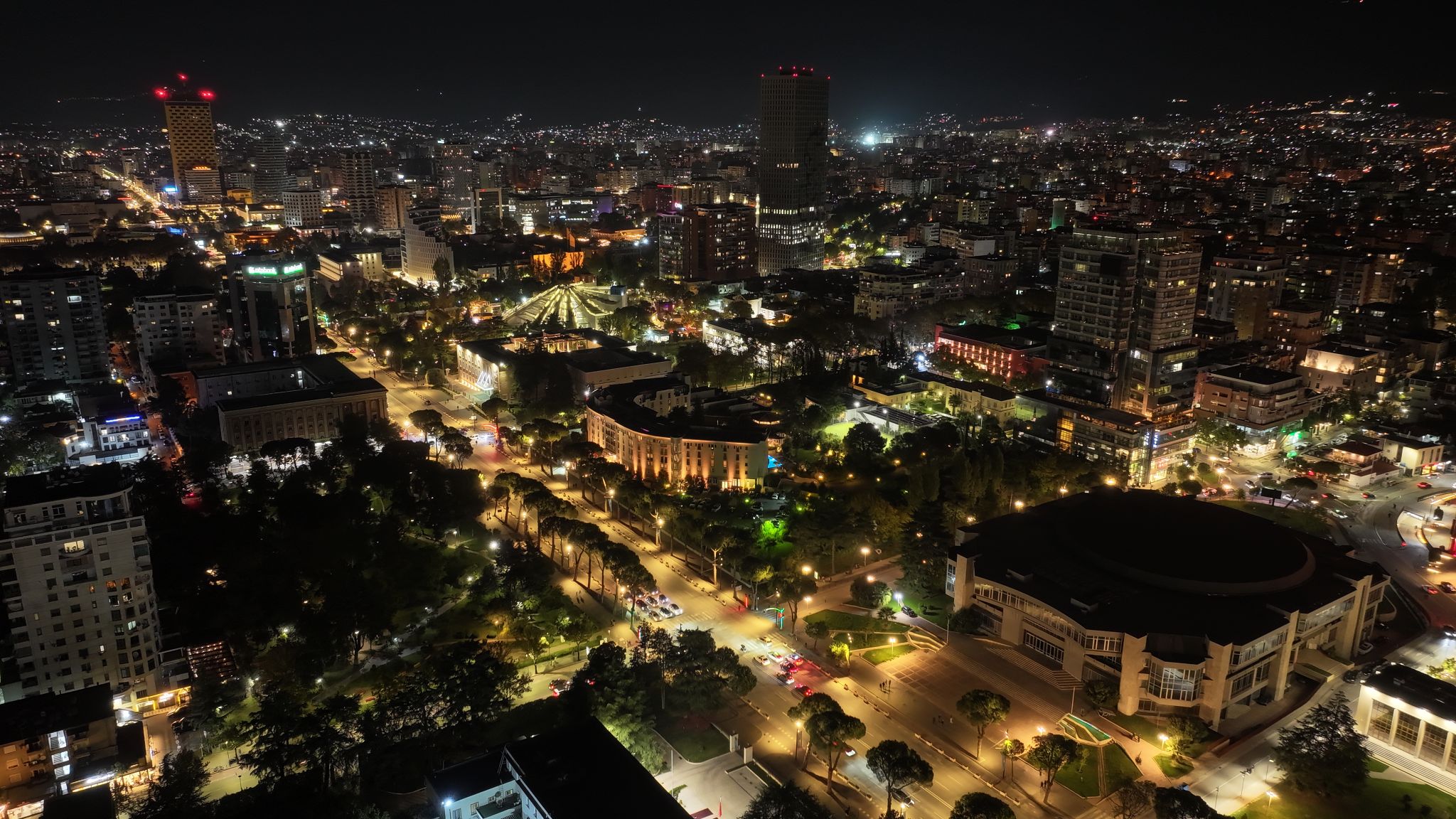 Tirana po zotmení – 360° nočná panoráma albánskej metropoly